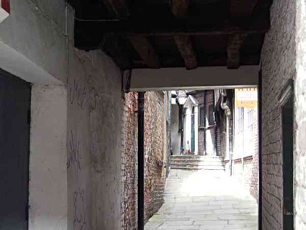 Passage (snickelway) leading to Pavement.