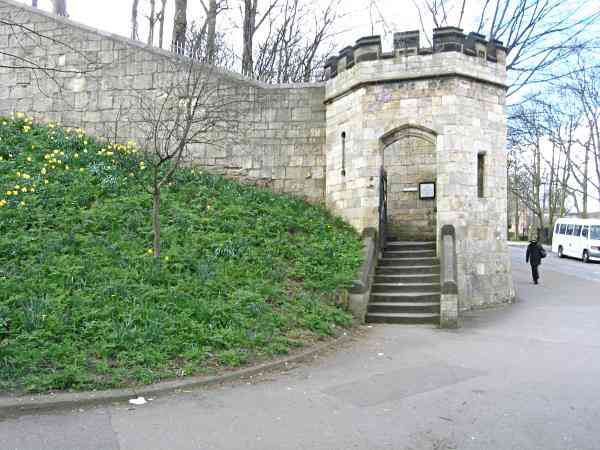 Looking at the 'new' Skeldergate entrance to the walls.