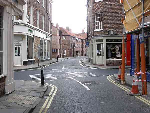 Looking towards Chapter House Street.